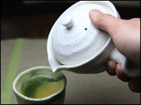 白釉京型急須